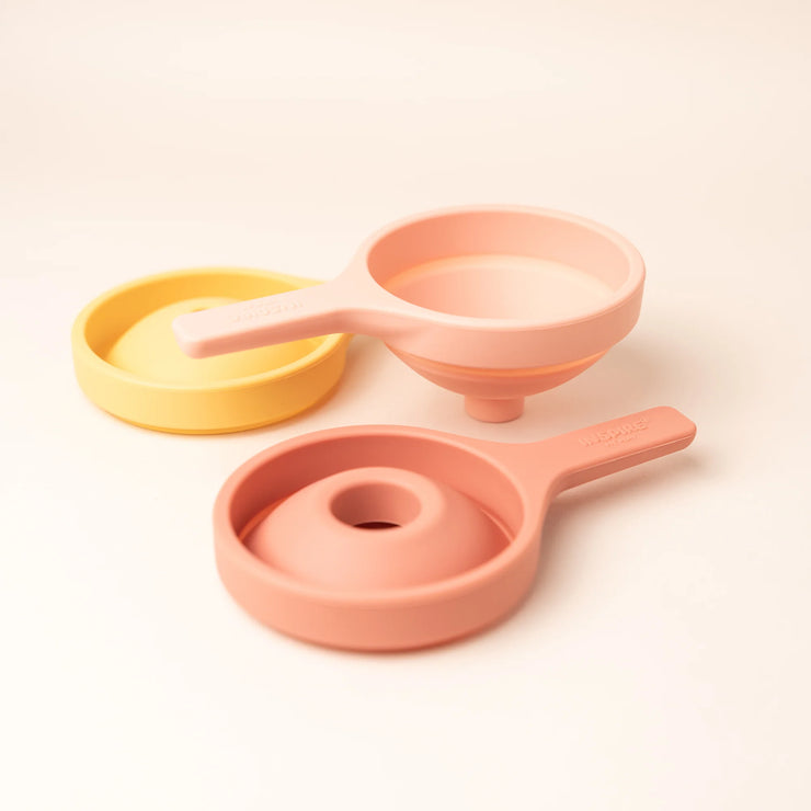 This set includes three silicone funnels with varying hole sizes, to cater for different sensory play materials like rice, chickpeas, lentils, or for exciting water play adventures.