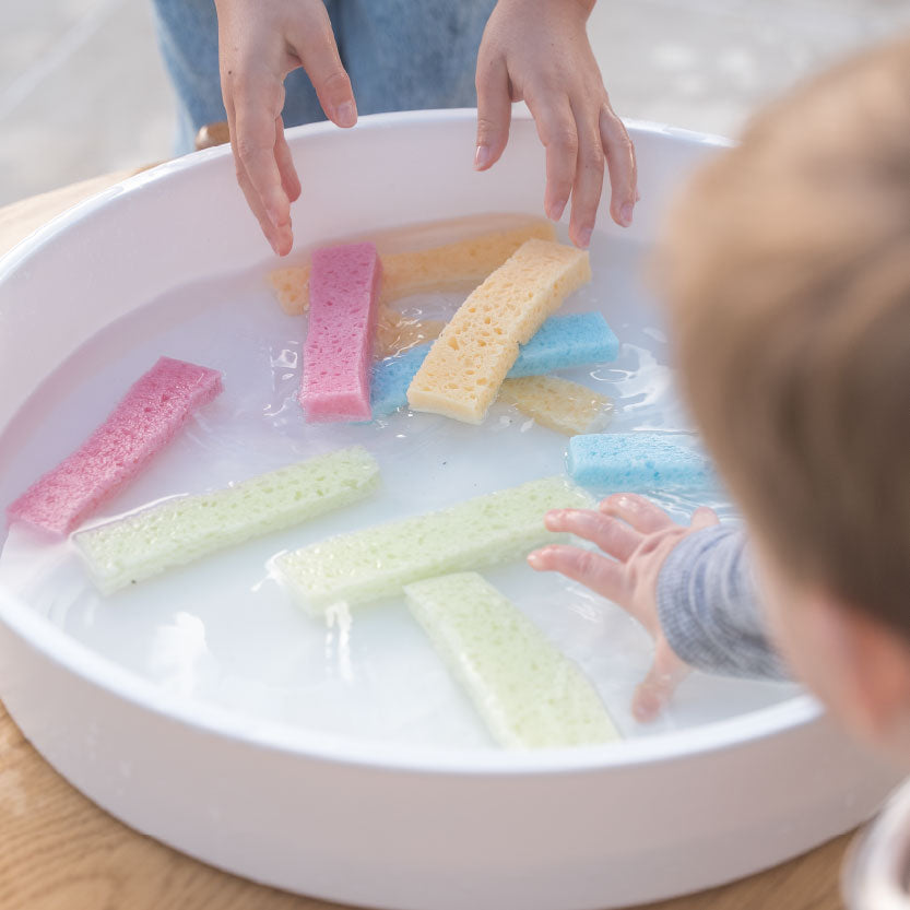 Children playing with water and sponges