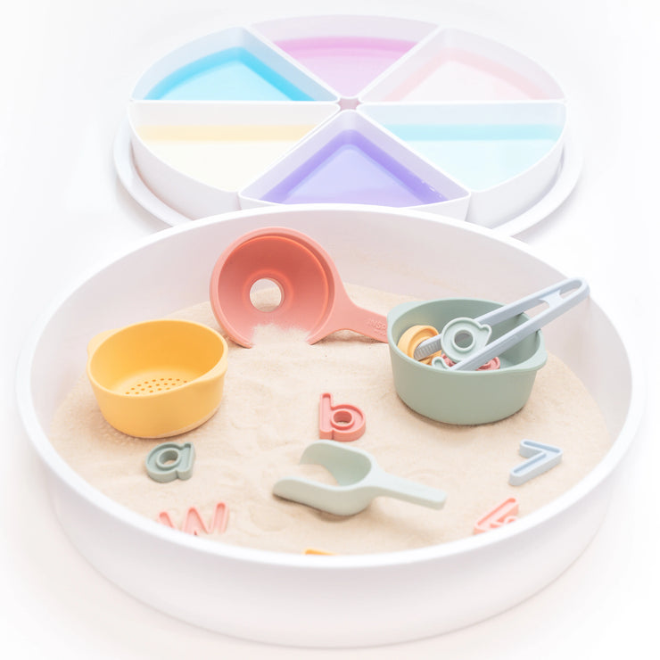The ideal container for messy, creative, and small world set-ups. This sensory play tray with removable compartments and lid was designed to help you create sensory play experiences at home and support the learning and development of your baby, toddler or young child. 