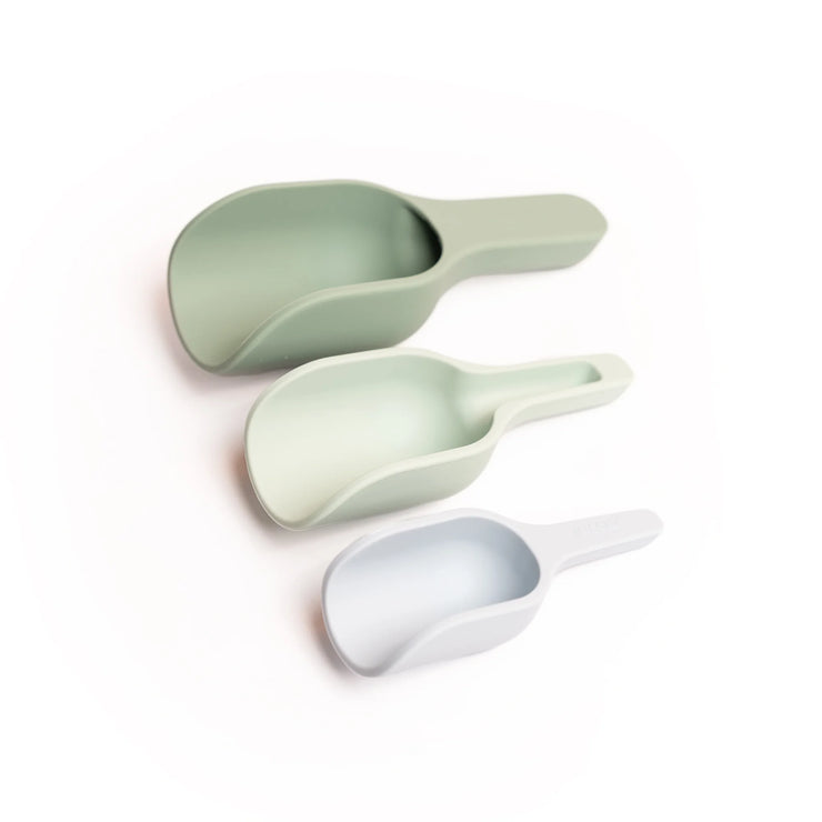 Give little hands the tools they need for hours of sensory fun with this set of 3 silicone play scoops, including a clever funnel-handled scoop. These chunky scoops - one large, one medium, and one small - are satisfying and practical to use, with a nifty nesting design that makes them easy to store.
